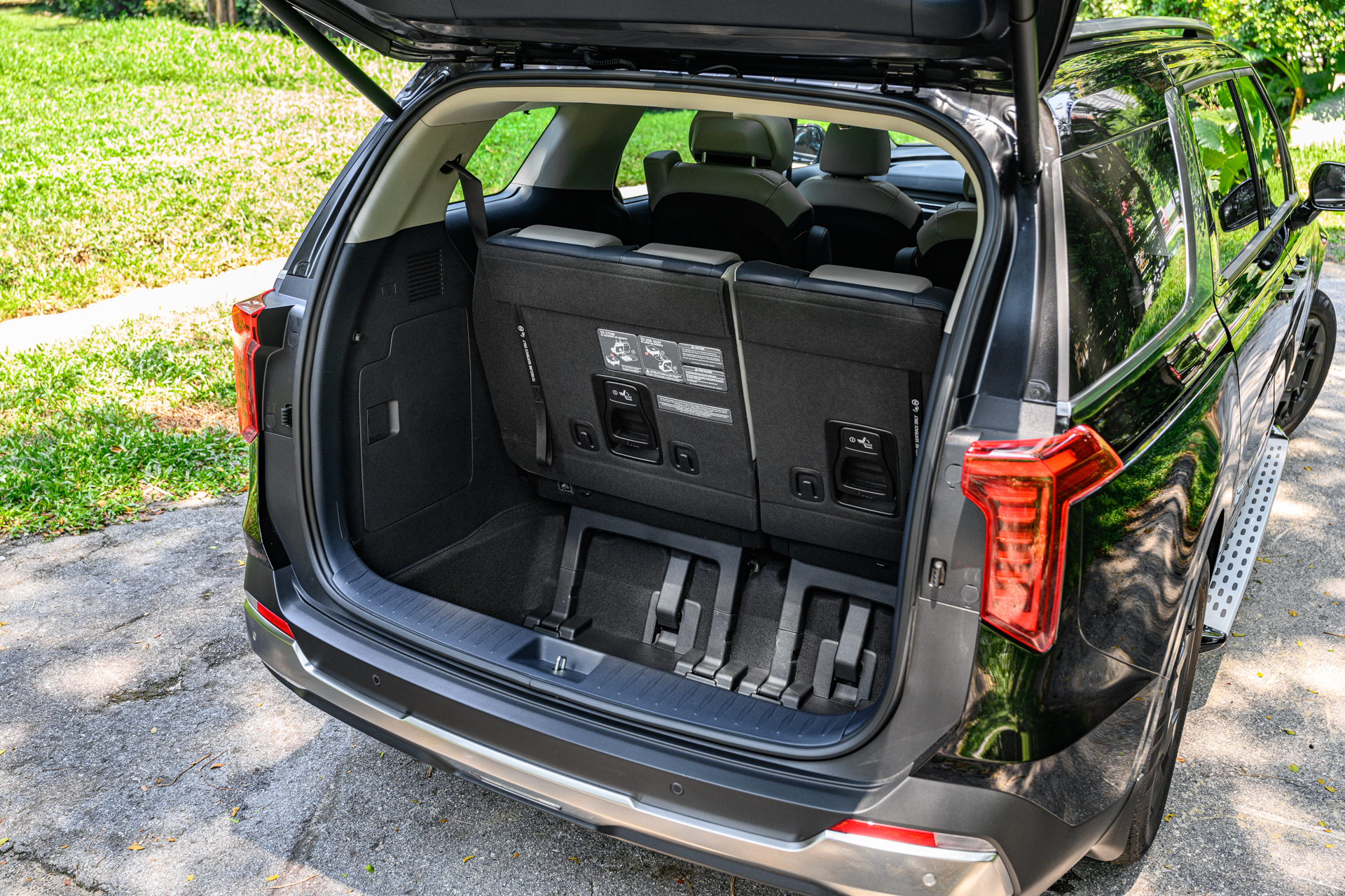 Kia Carnival Hybrid boot