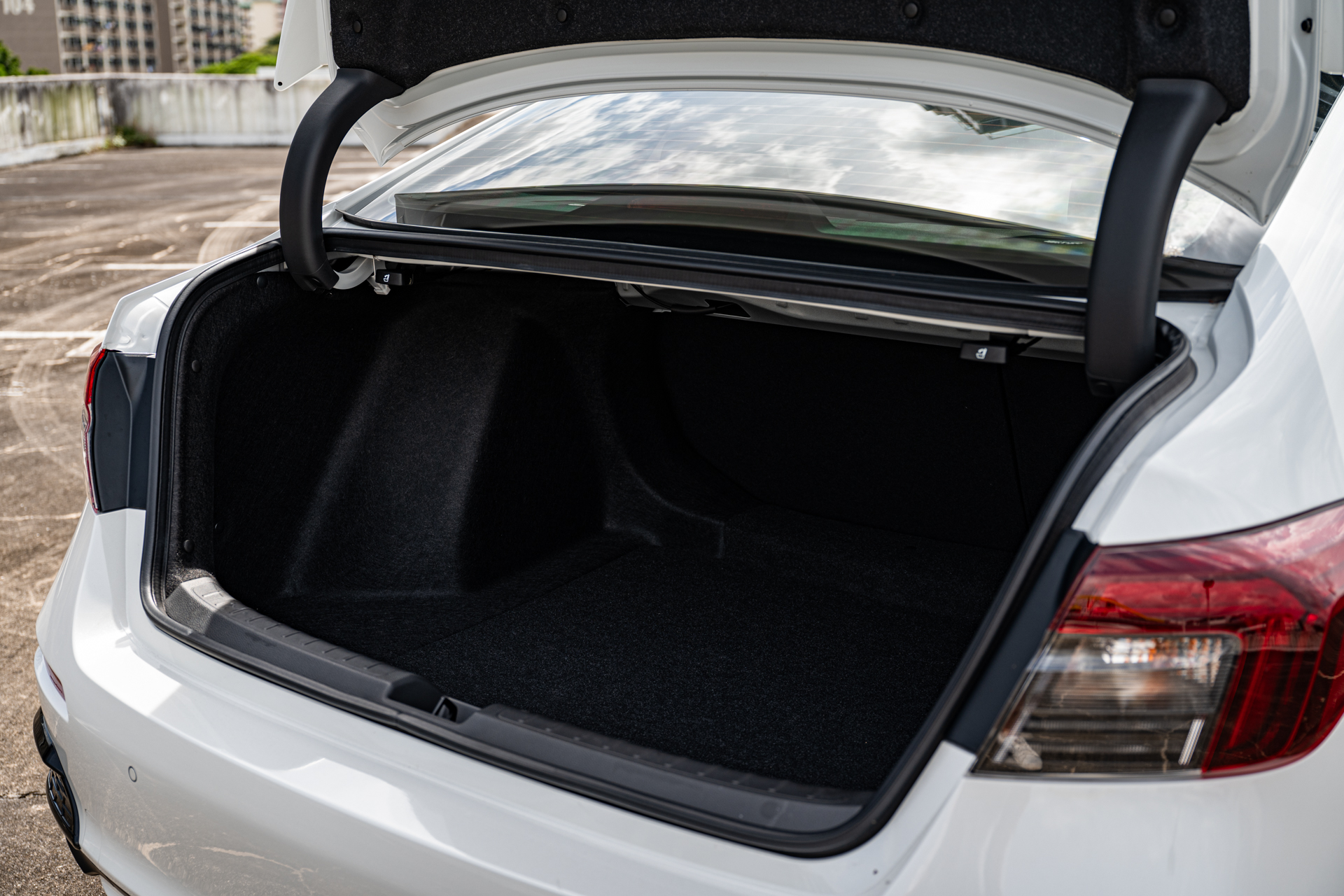 Honda Civic e:HEV boot