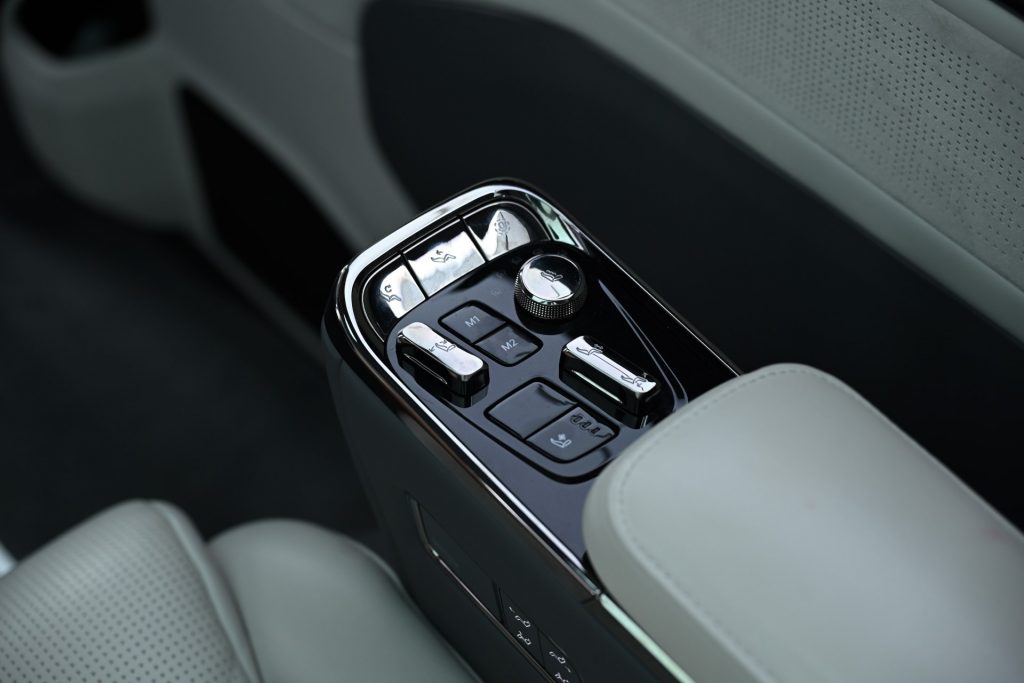 Zeekr 009 seat controls