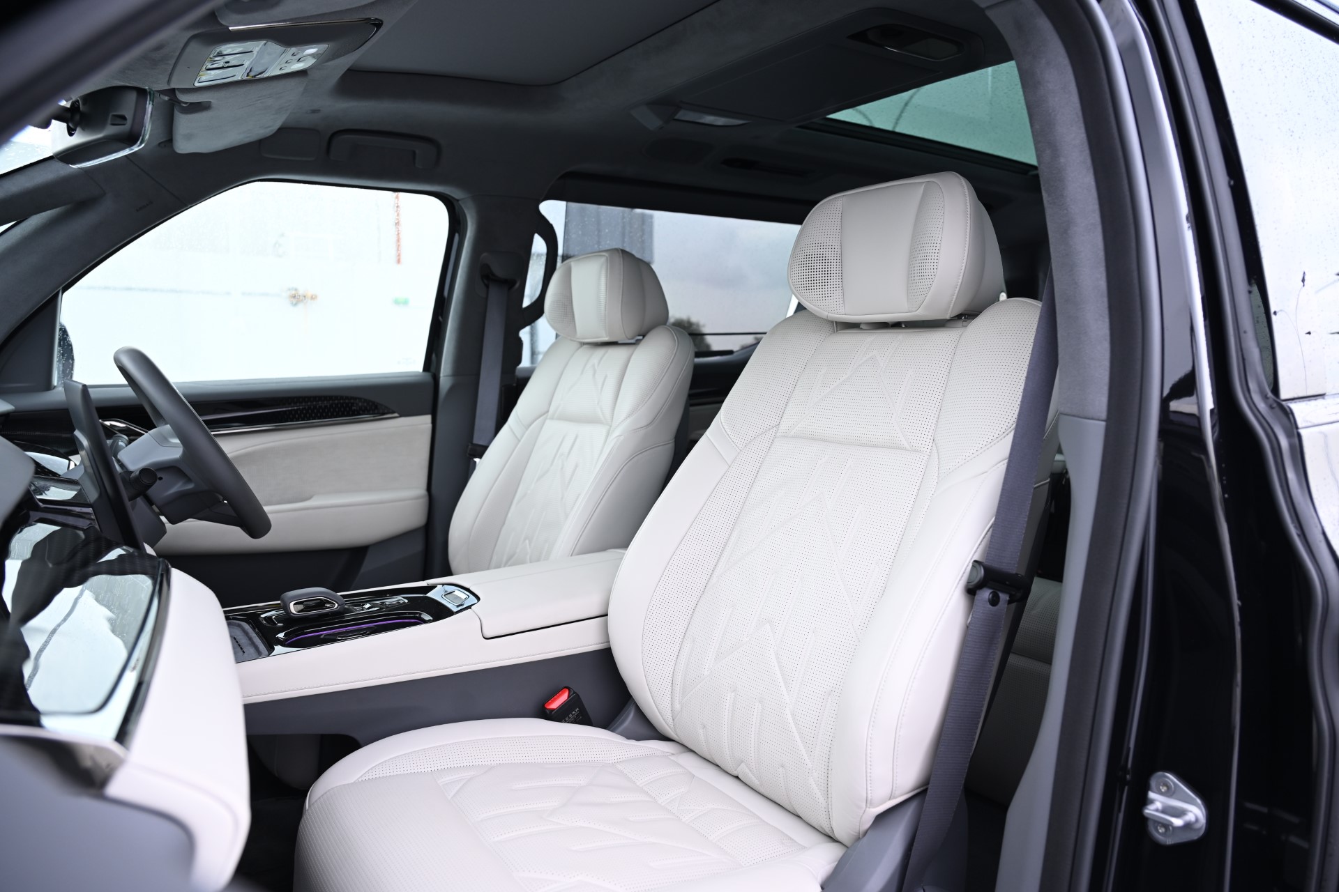 Zeekr 009 front seats