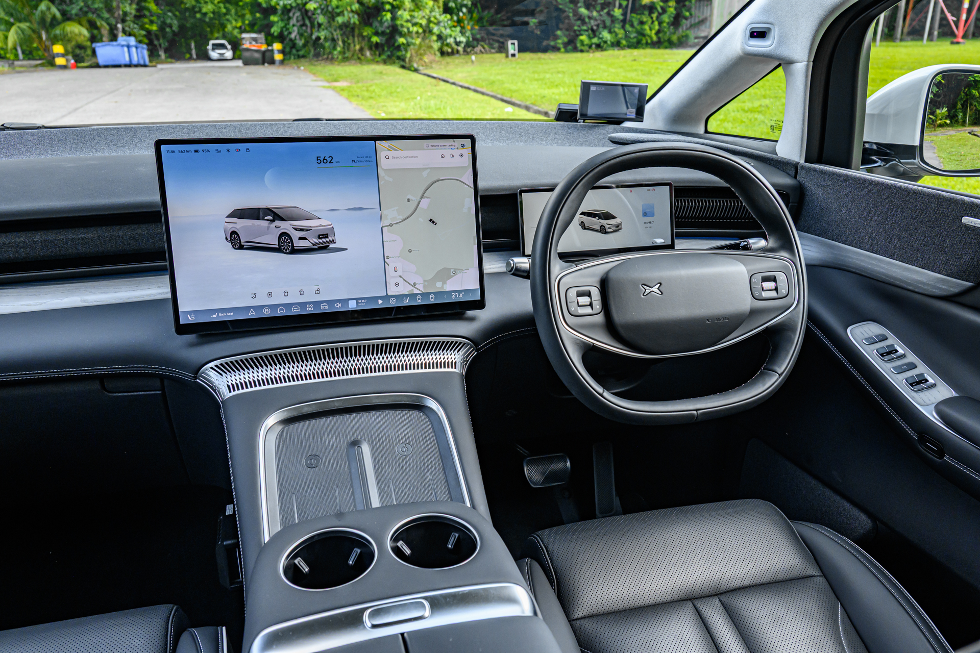 XPeng X9 cabin