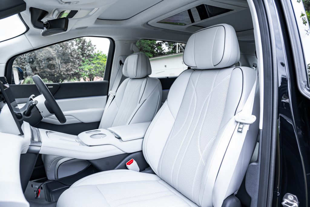 XPeng X9 front seats