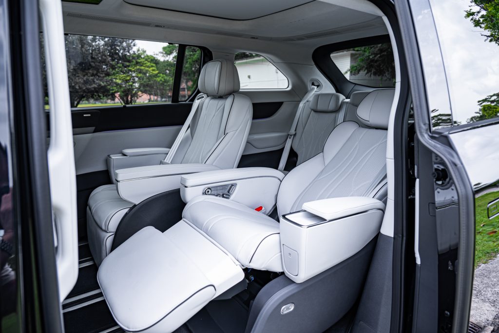 XPeng X9 captain chairs