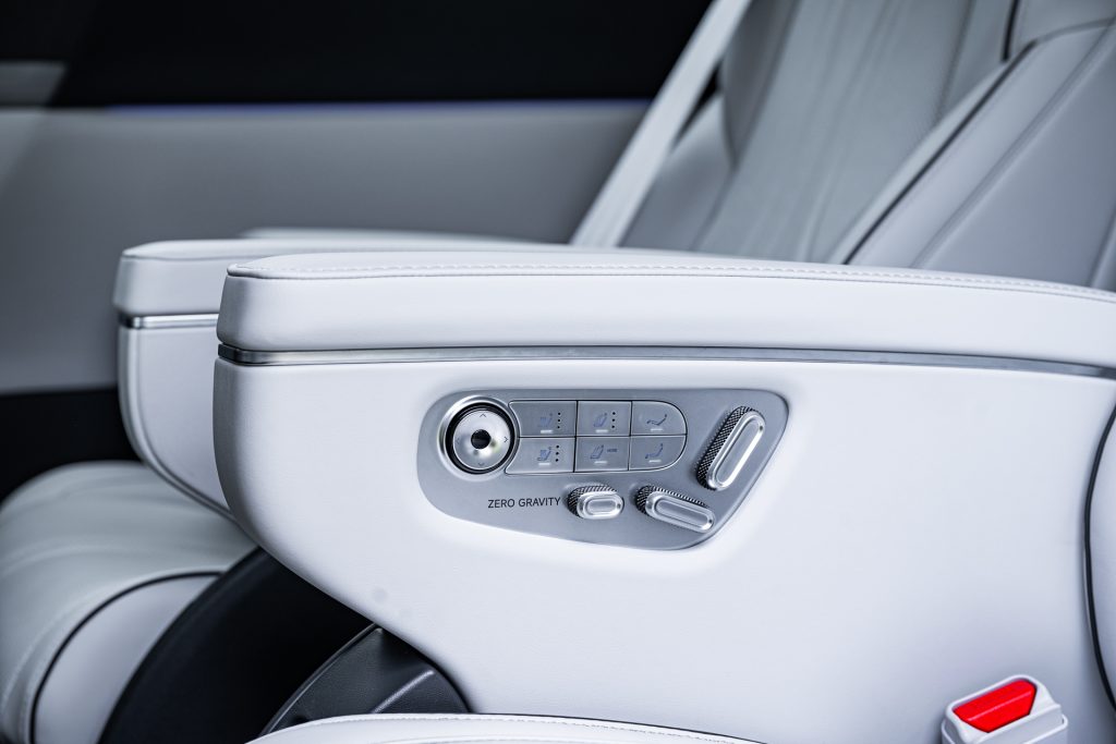 XPeng X9 zero gravity seats