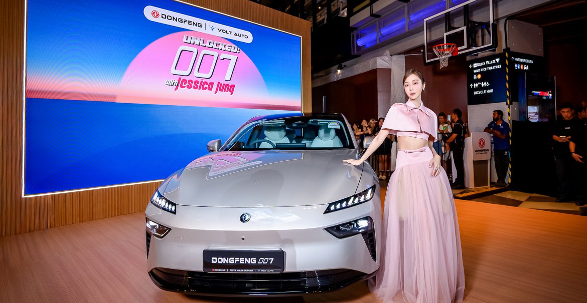 Jessica Jung with the Dongfeng 007