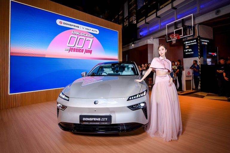Jessica Jung with the Dongfeng 007