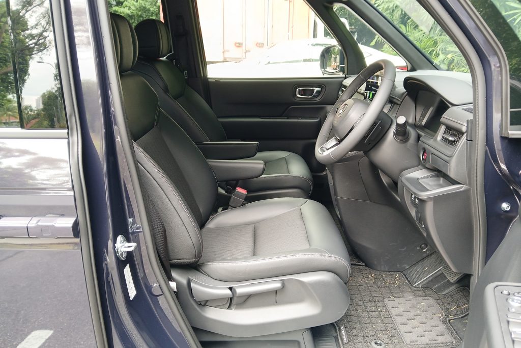 Honda StepWgn Hybrid 2.0 Spada front seats