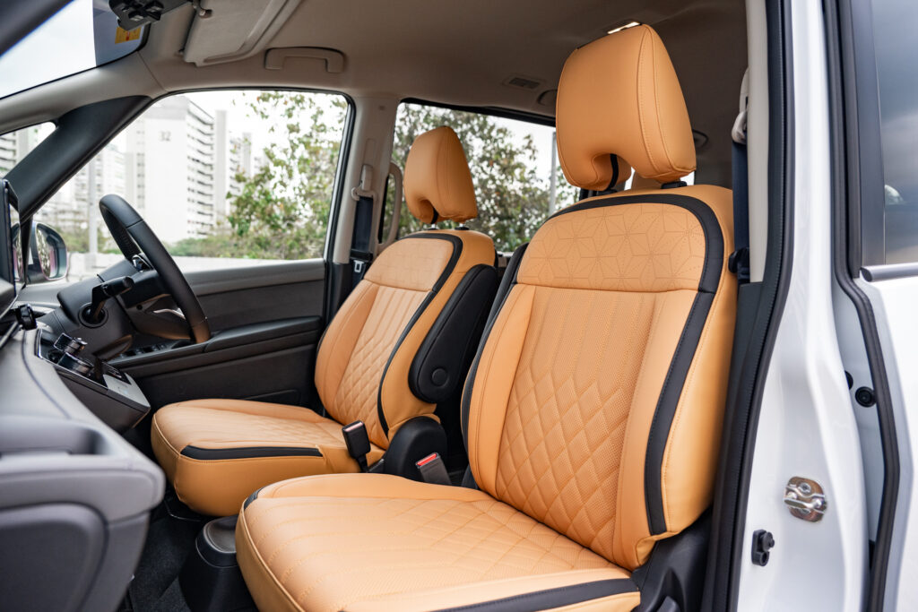 Nissan Serena e-POWER Hybrid Smart 8 first row