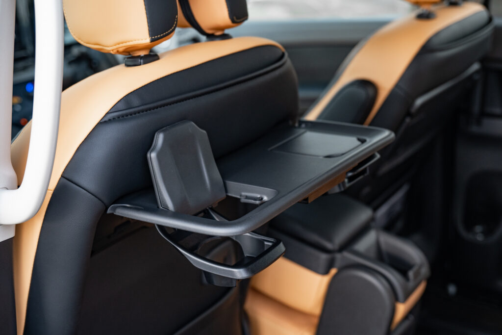 Nissan Serena e-POWER Hybrid Smart 8 tray tables