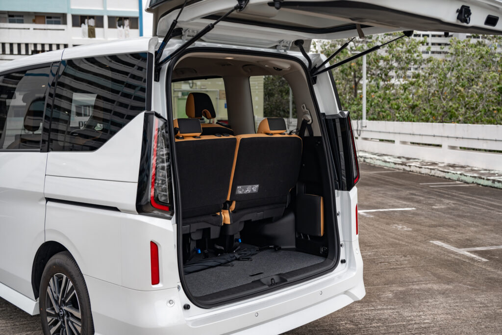 Nissan Serena e-POWER Hybrid Smart 8 boot