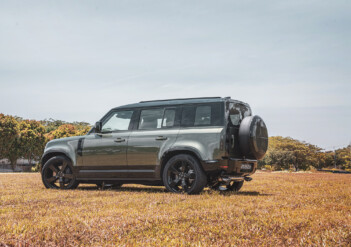 Main SUV photo fo Defender