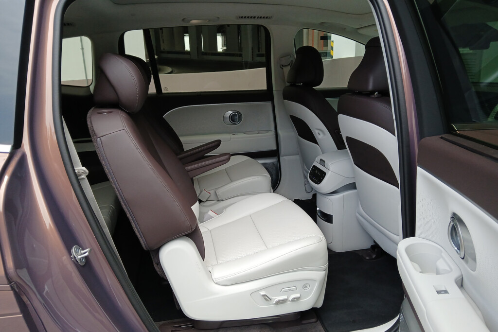 Hyundai Ioniq 9 second row