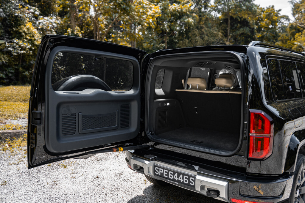 Denza B5 boot