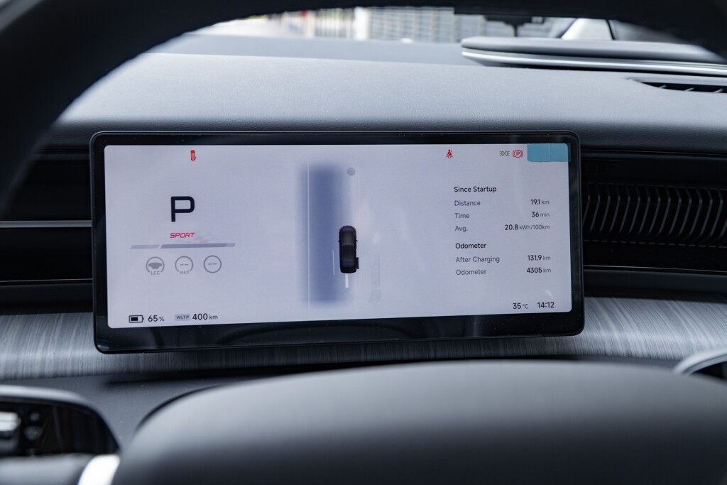XPeng X9 Pro driver display