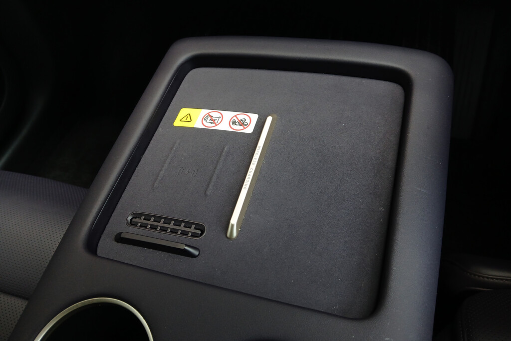 Avatr 07 wireless charger