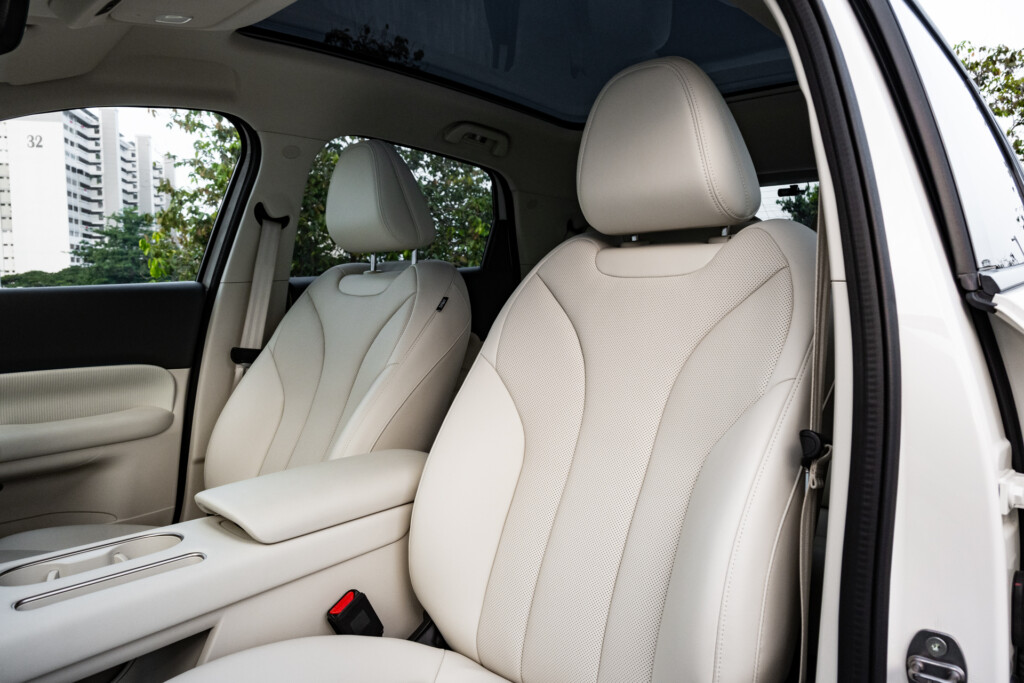 Ora 5 front seats